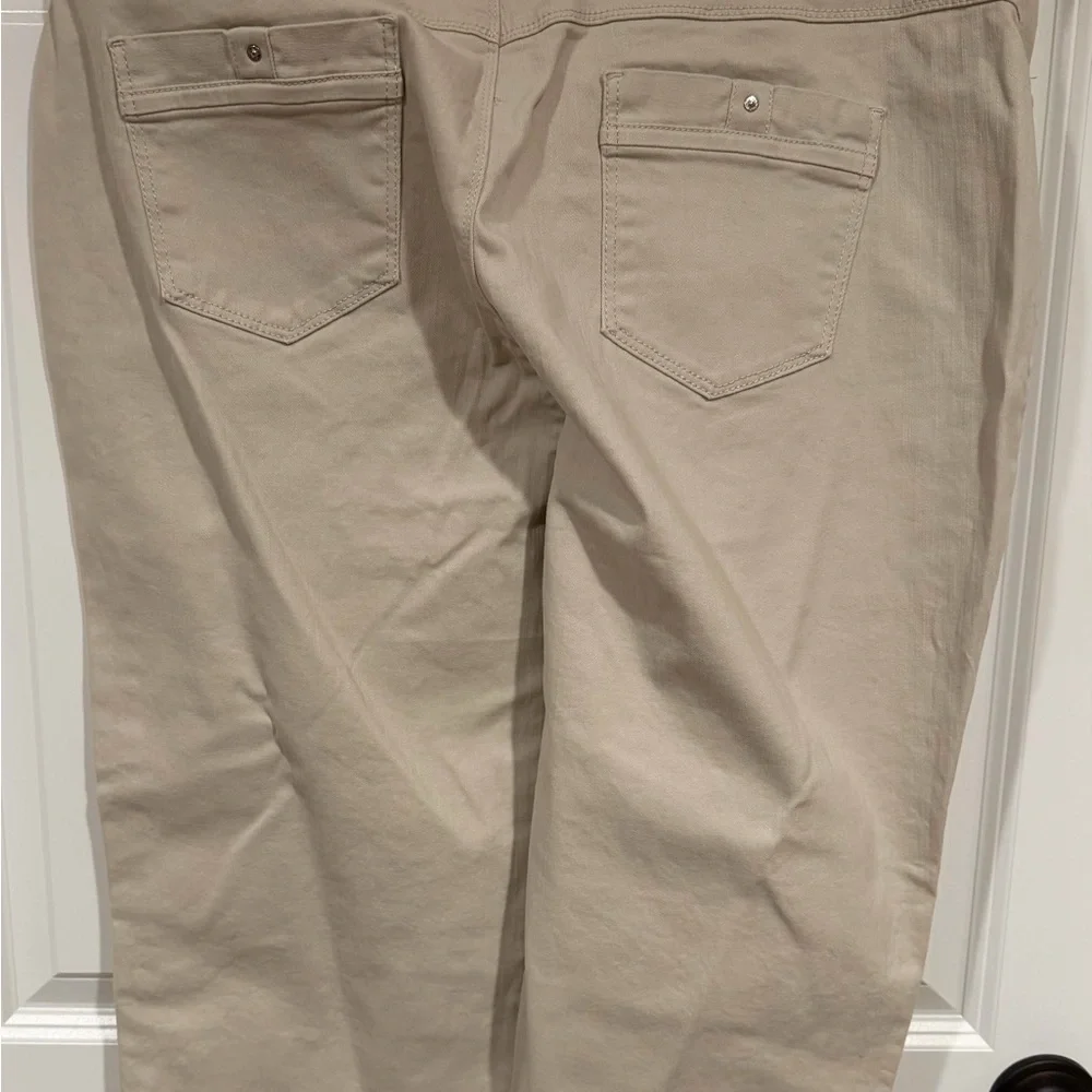 NWT Women’s Size 16 Gloria Vanderbilt Natural Sand Patty Belted Capri - Picture 4 of 6
